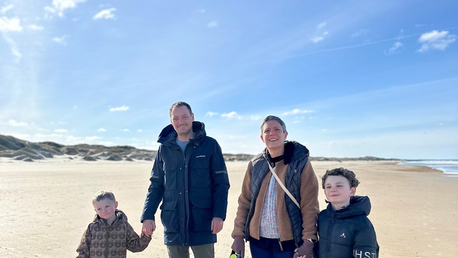 Anne Sofie, Thomas, to børn og hund på stranden