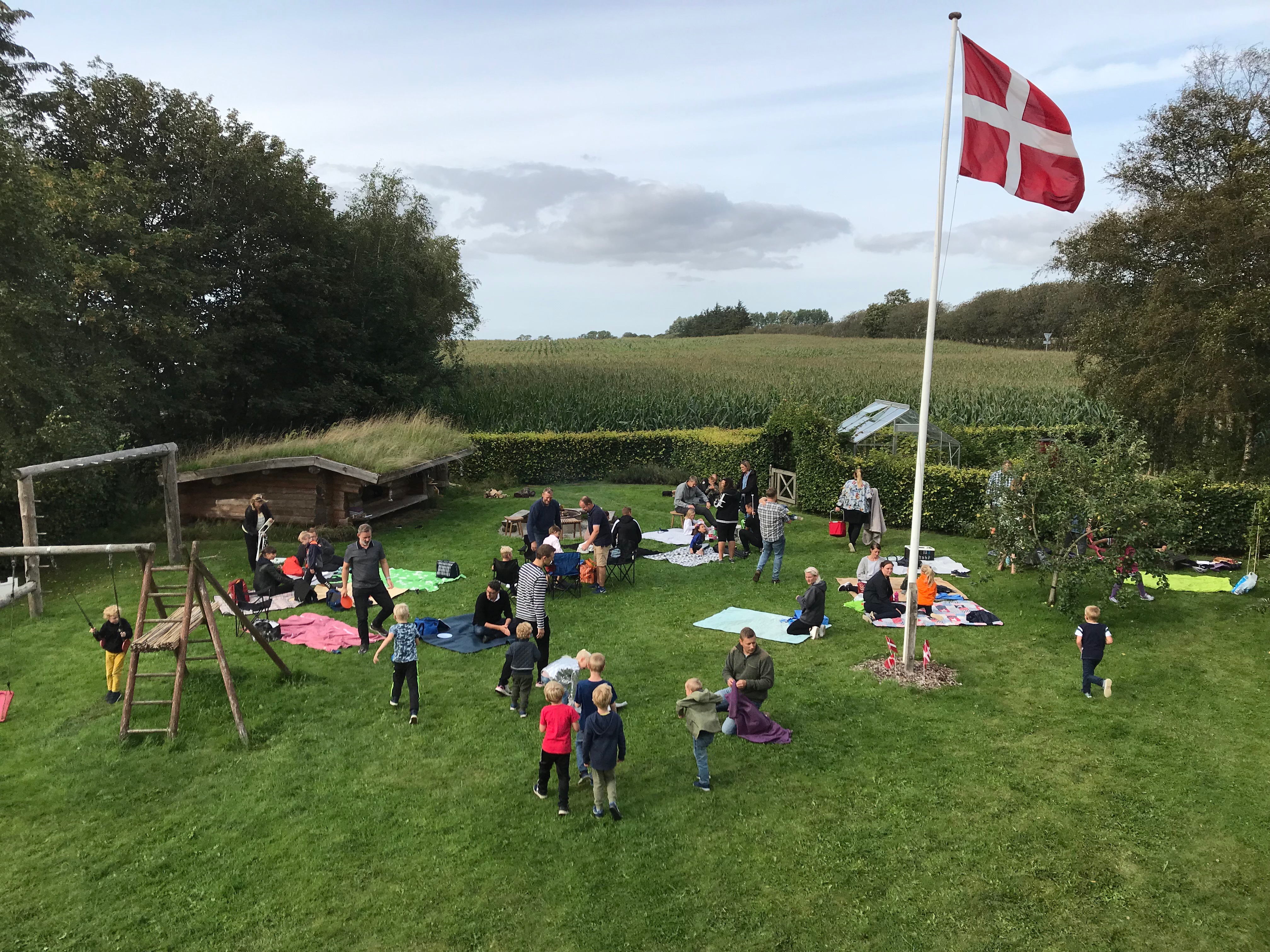 Børn og forældre hygger i have