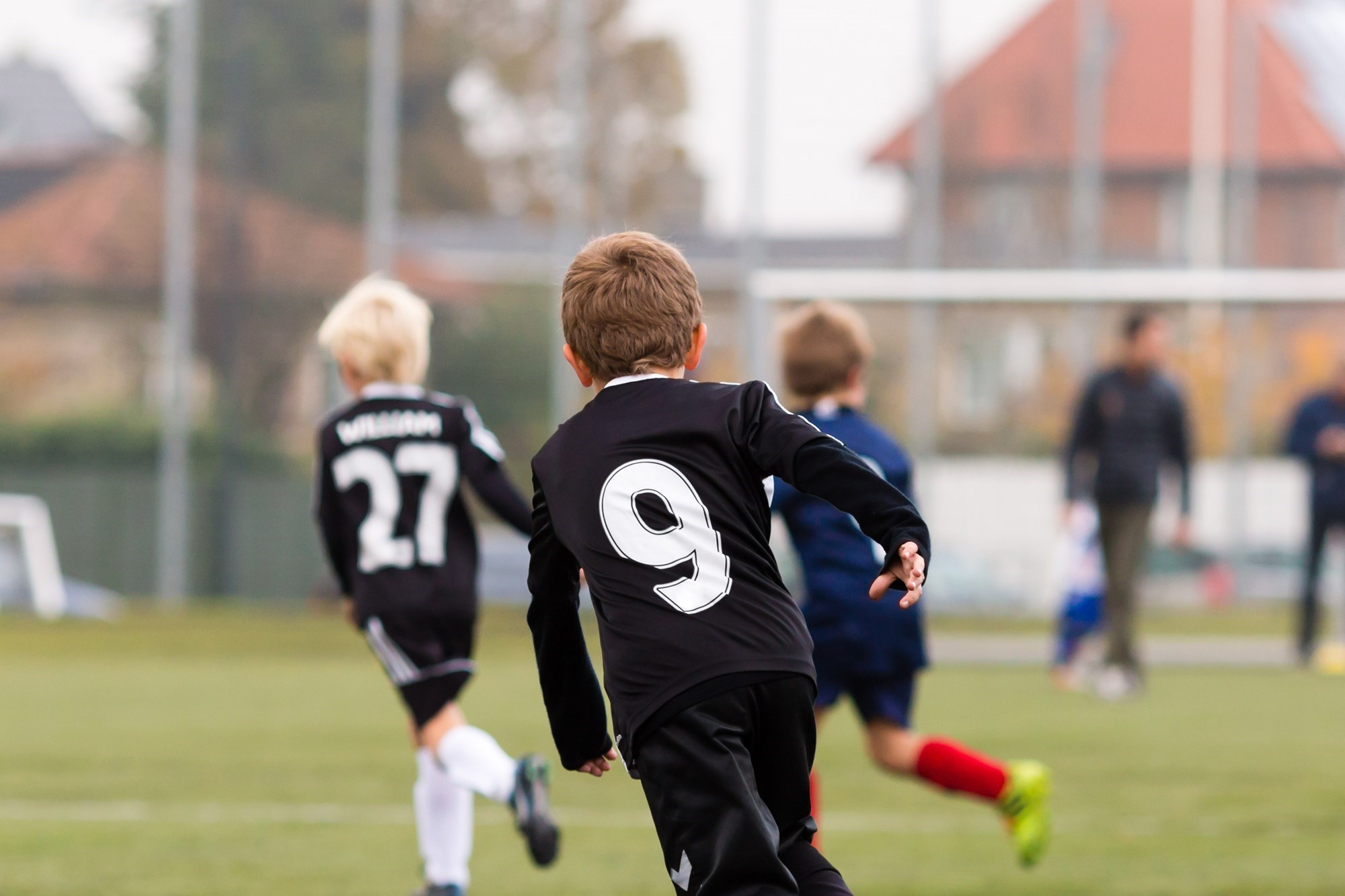 Drenge der spiller fodbold