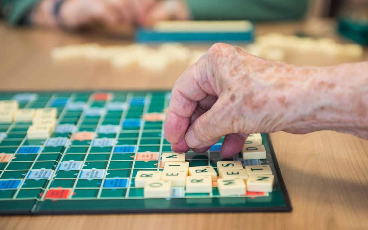 ældre spiller spil