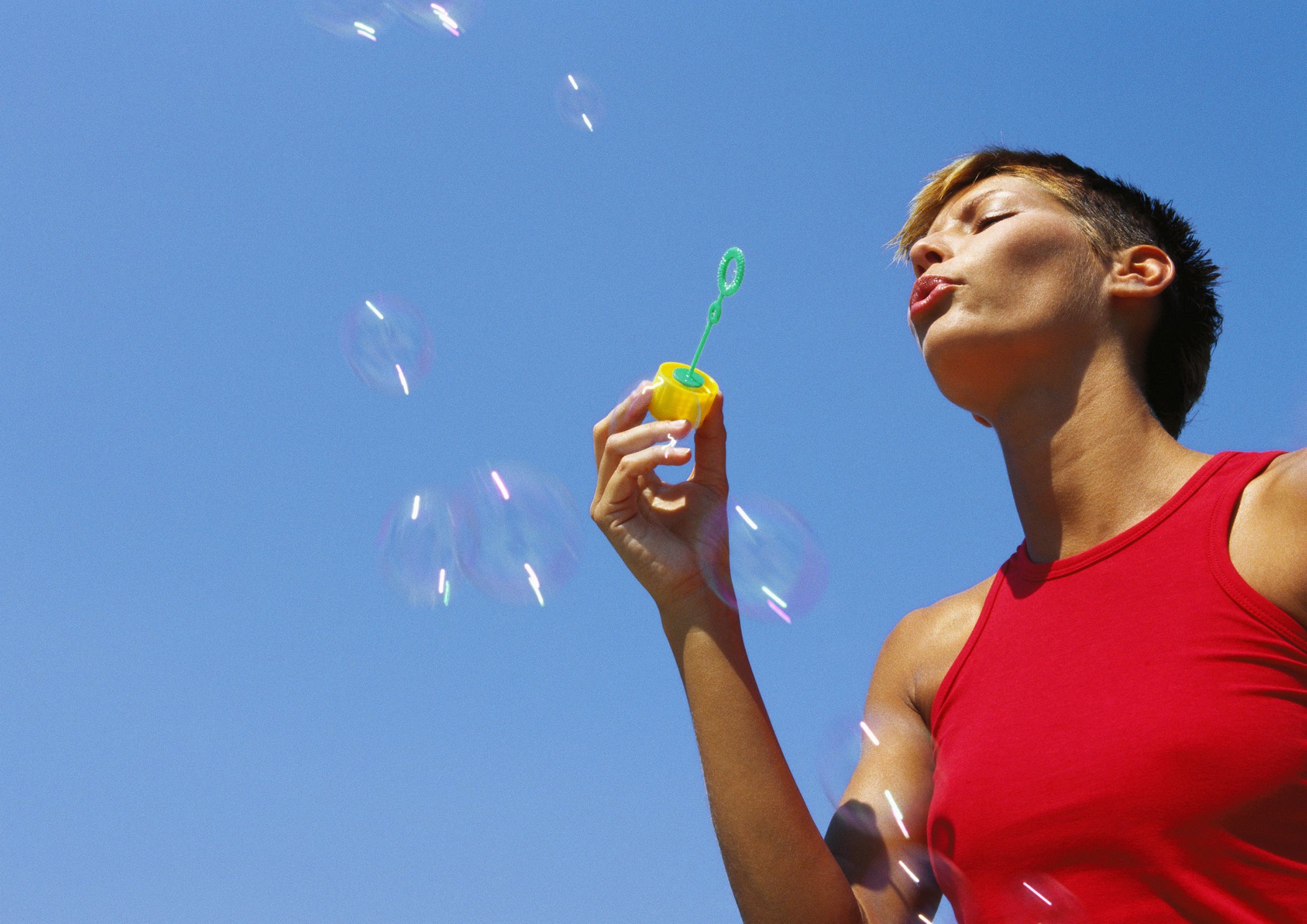 Kvinde der blæser sæbebobler