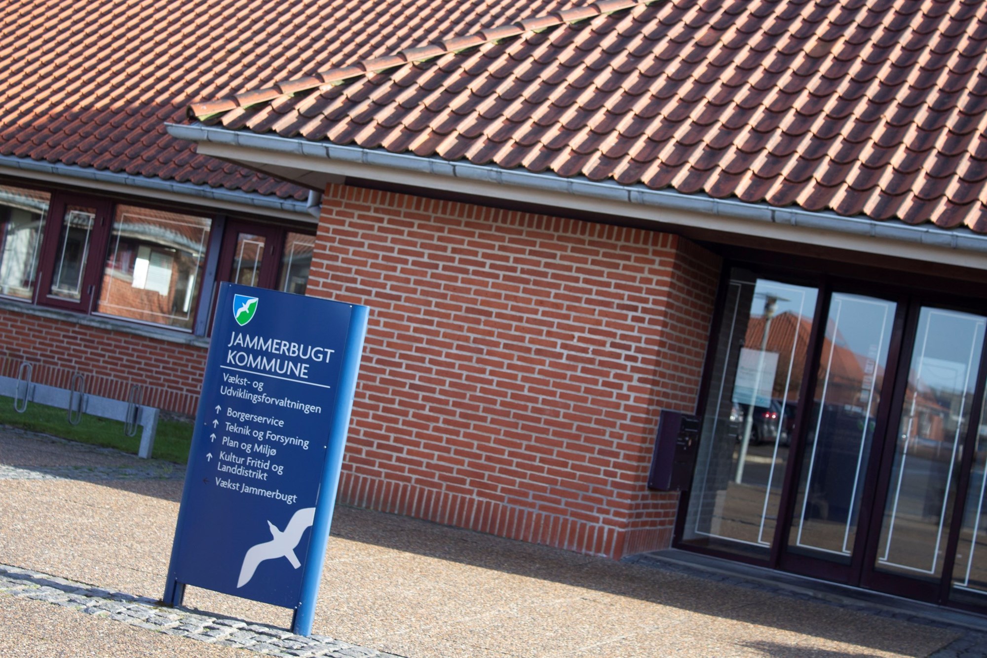 Jammerbugt kommune skilt foran Pandrup Rådhus