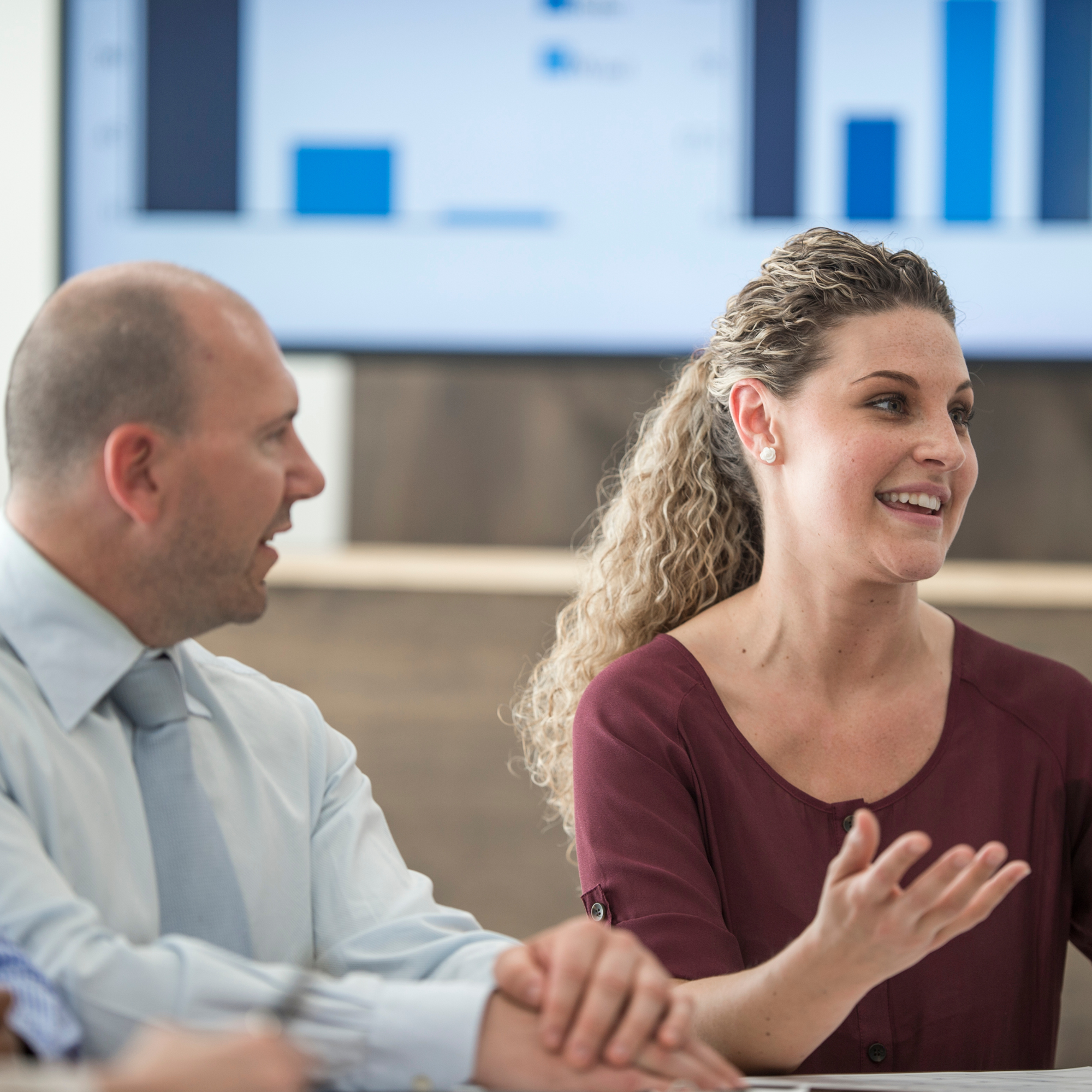 To personer taler sammen