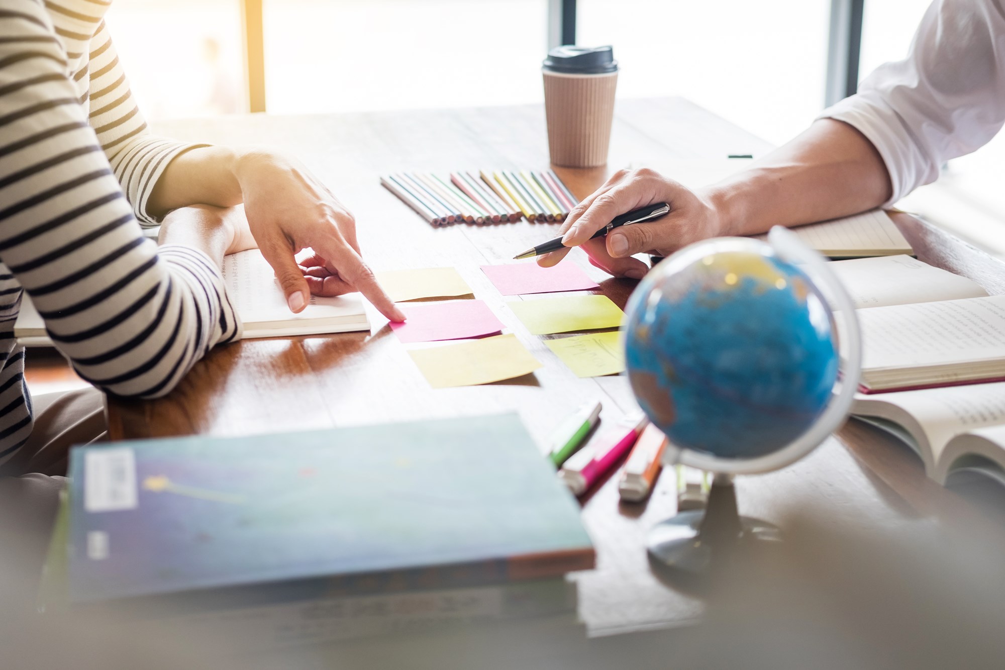 Arbejder ved bord med postits