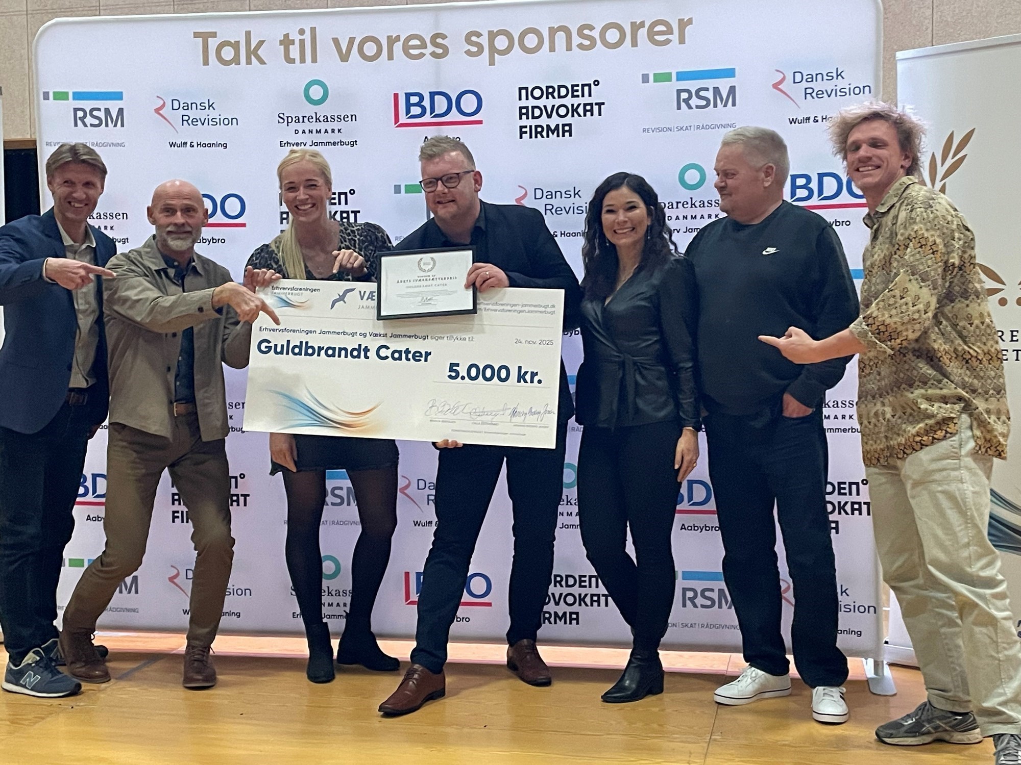 Guldbrandt Caters team med check på 5000 kr.