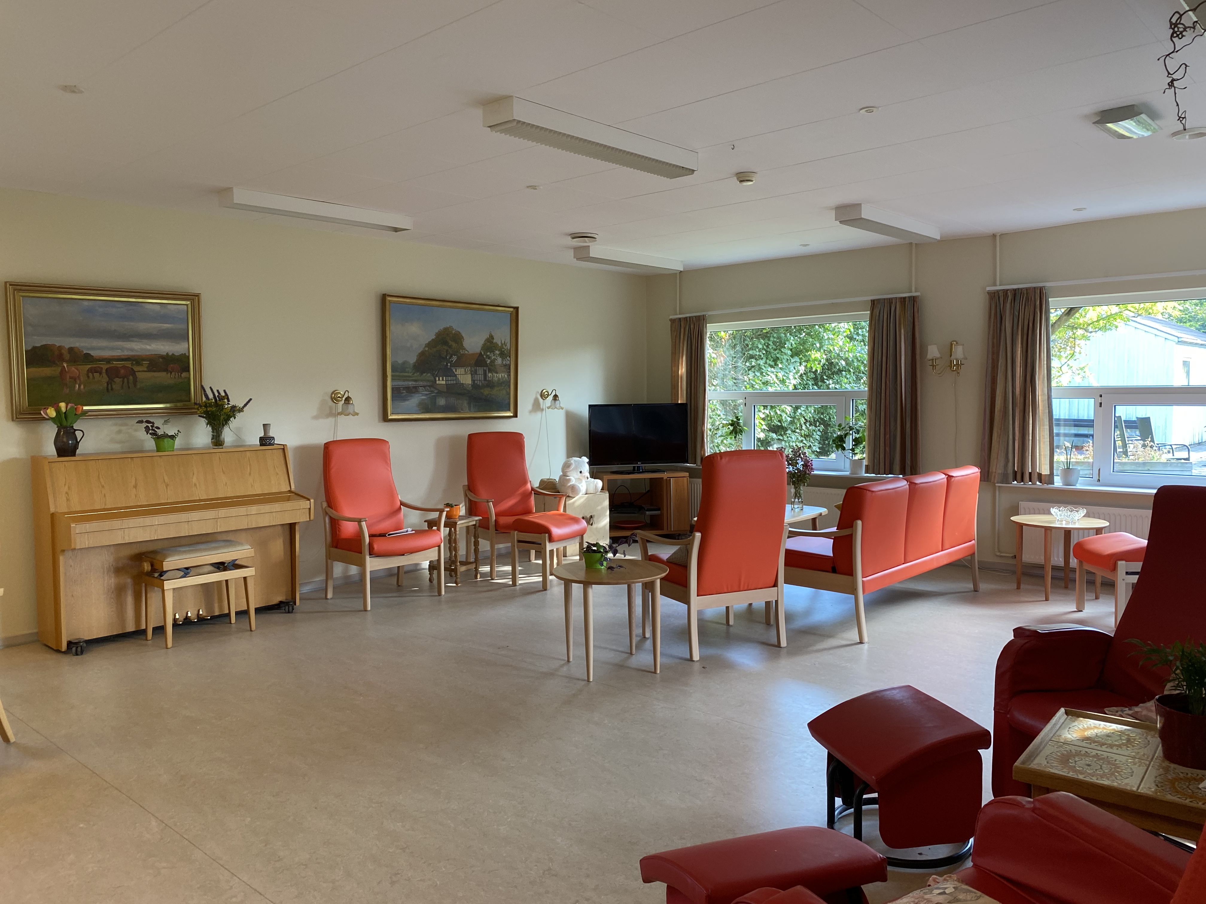 Solgården Plejecenter - stue med klaver.