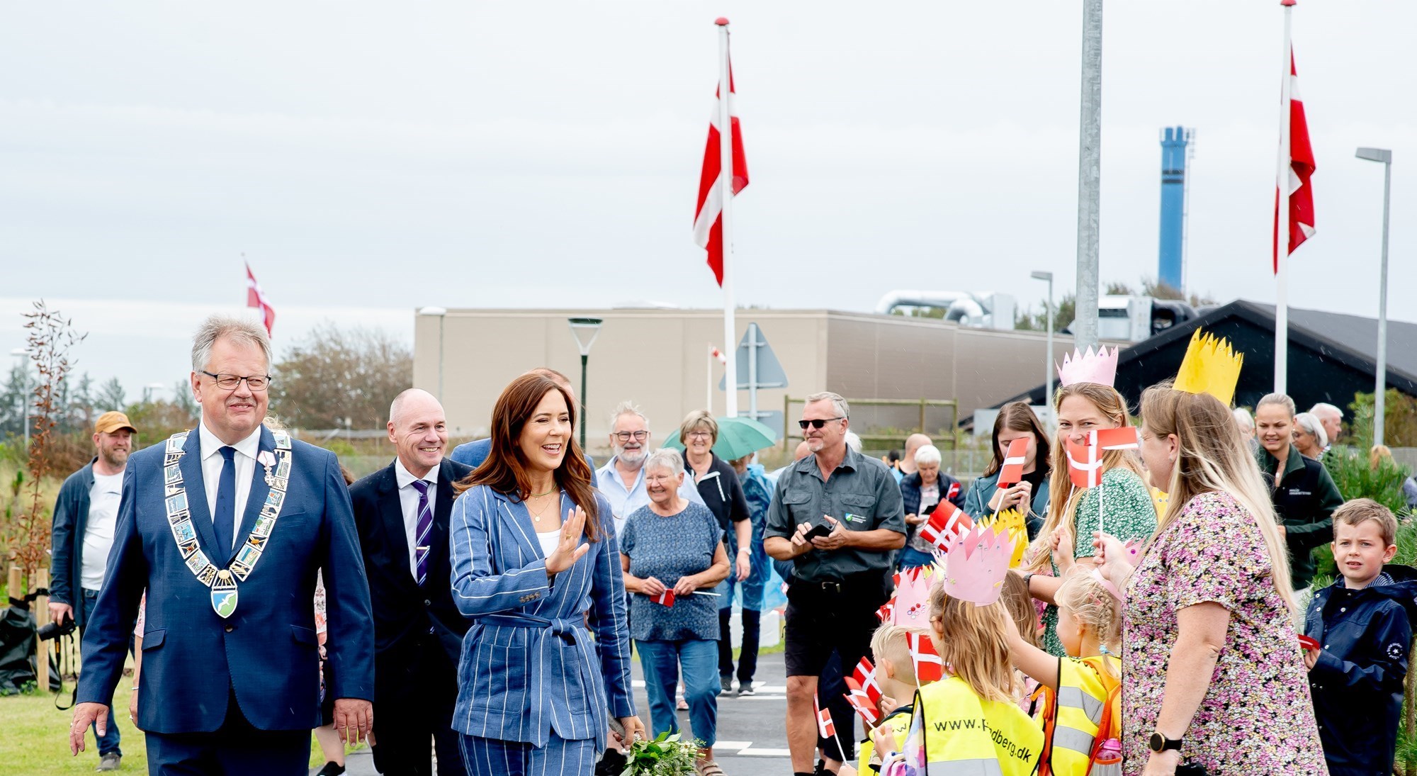 Kronprinsesse Mary hilser på børnene