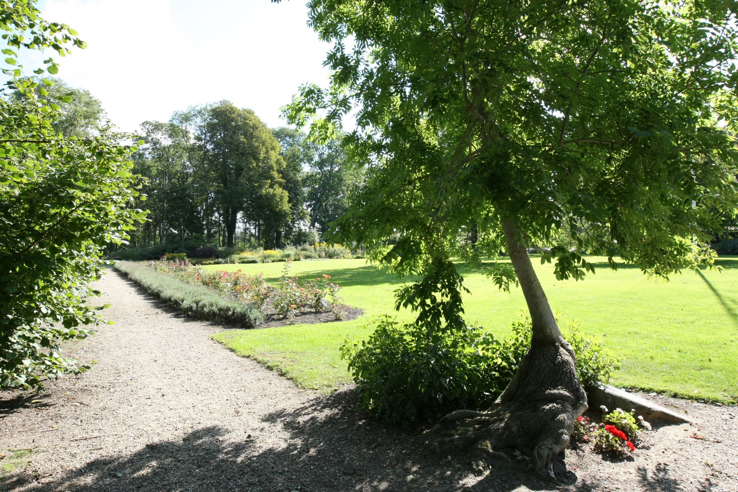 Park med blomsterbede