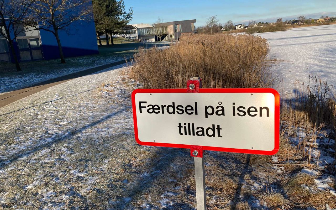 skilt om færdsel på isen