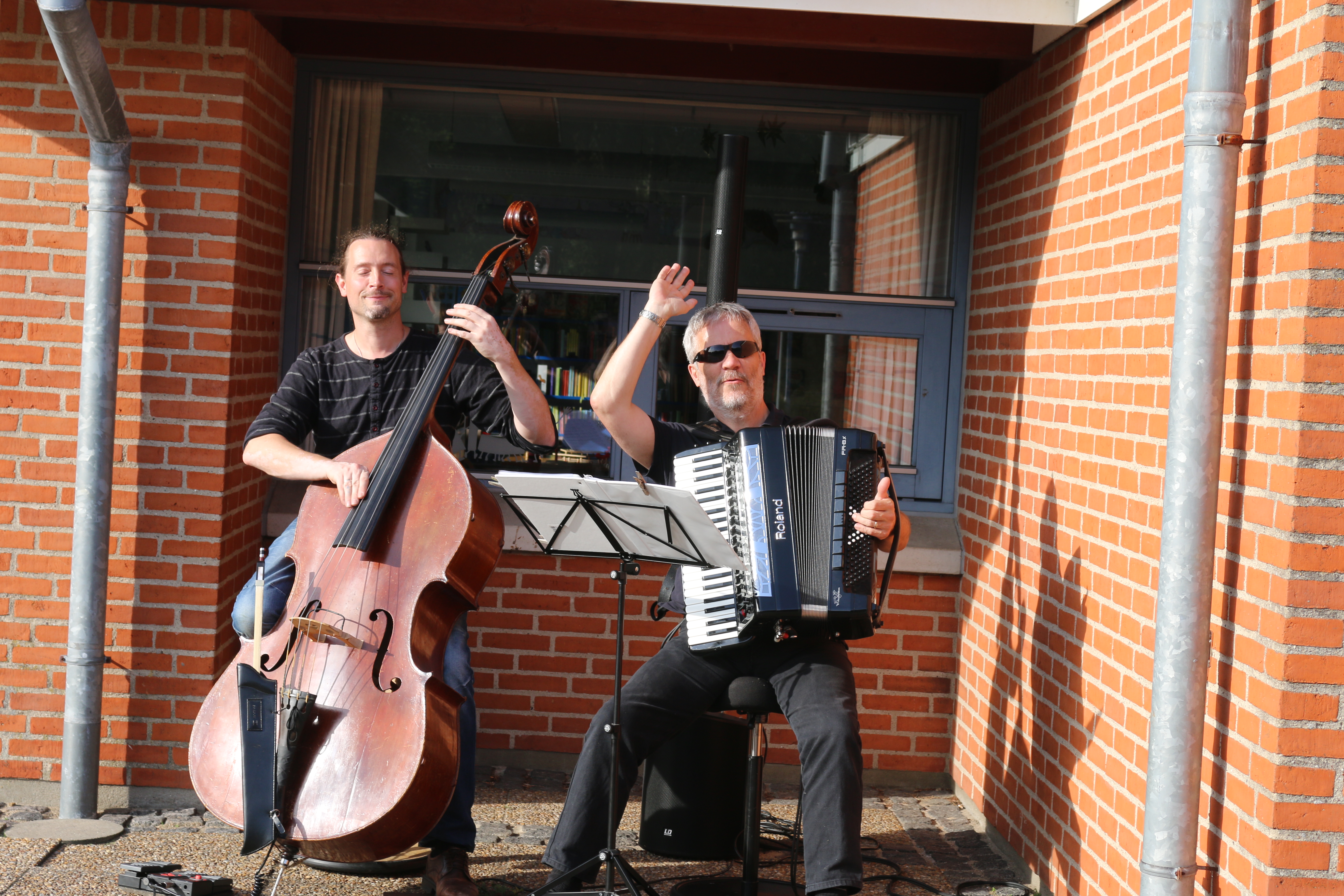 Band spiller musik udendørs