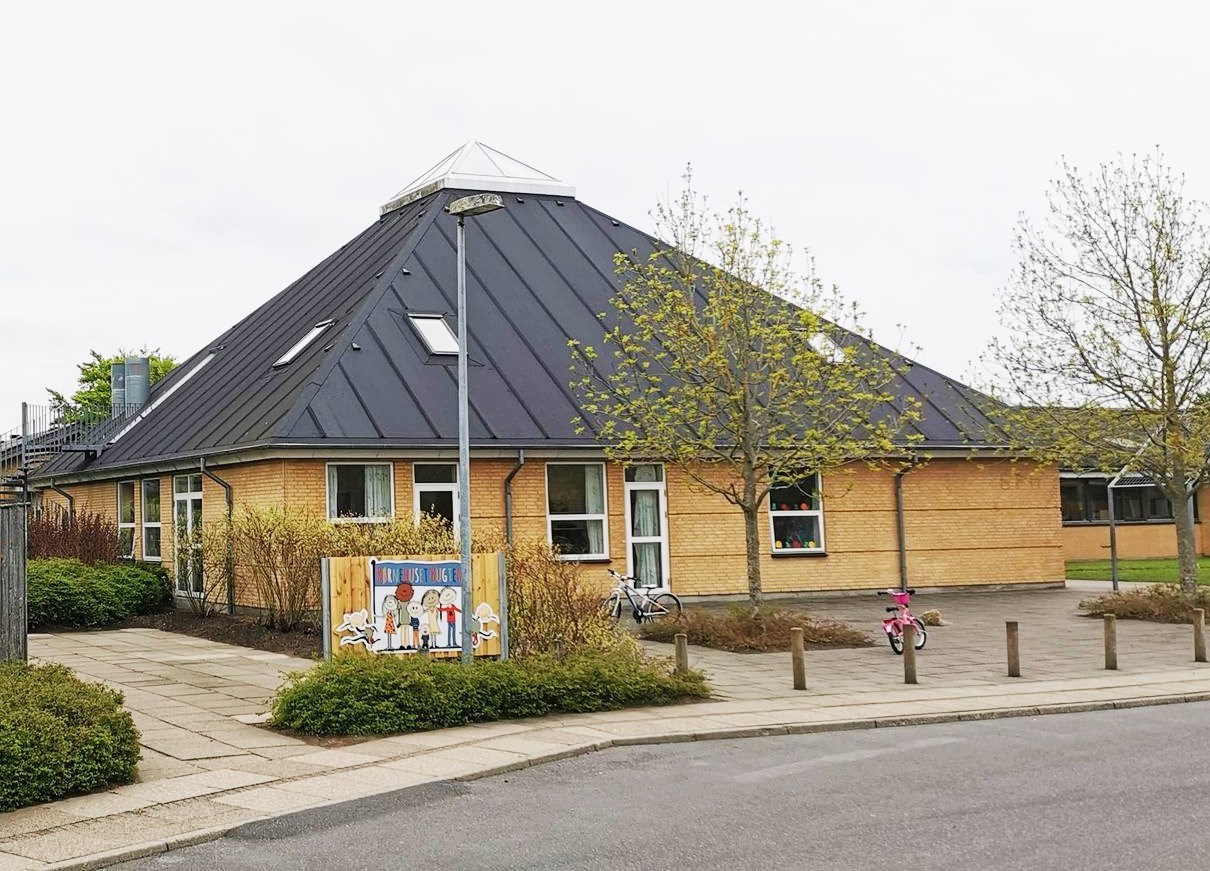 Facade af Børnehuset Bugten