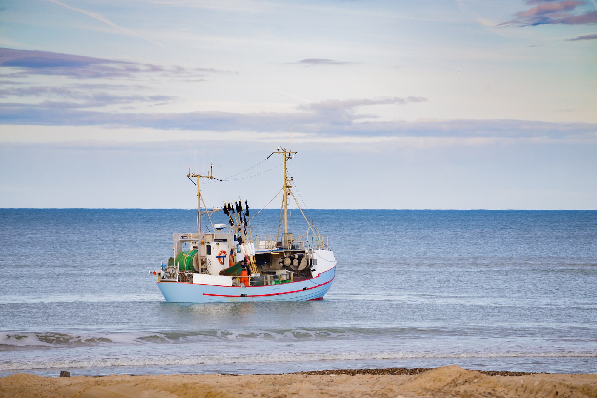 Fiskekutter på vej til havs