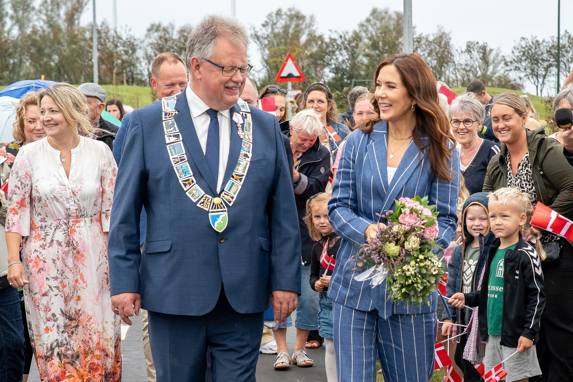 Borgmesteren og Kronprinsessen på stien ved skolen