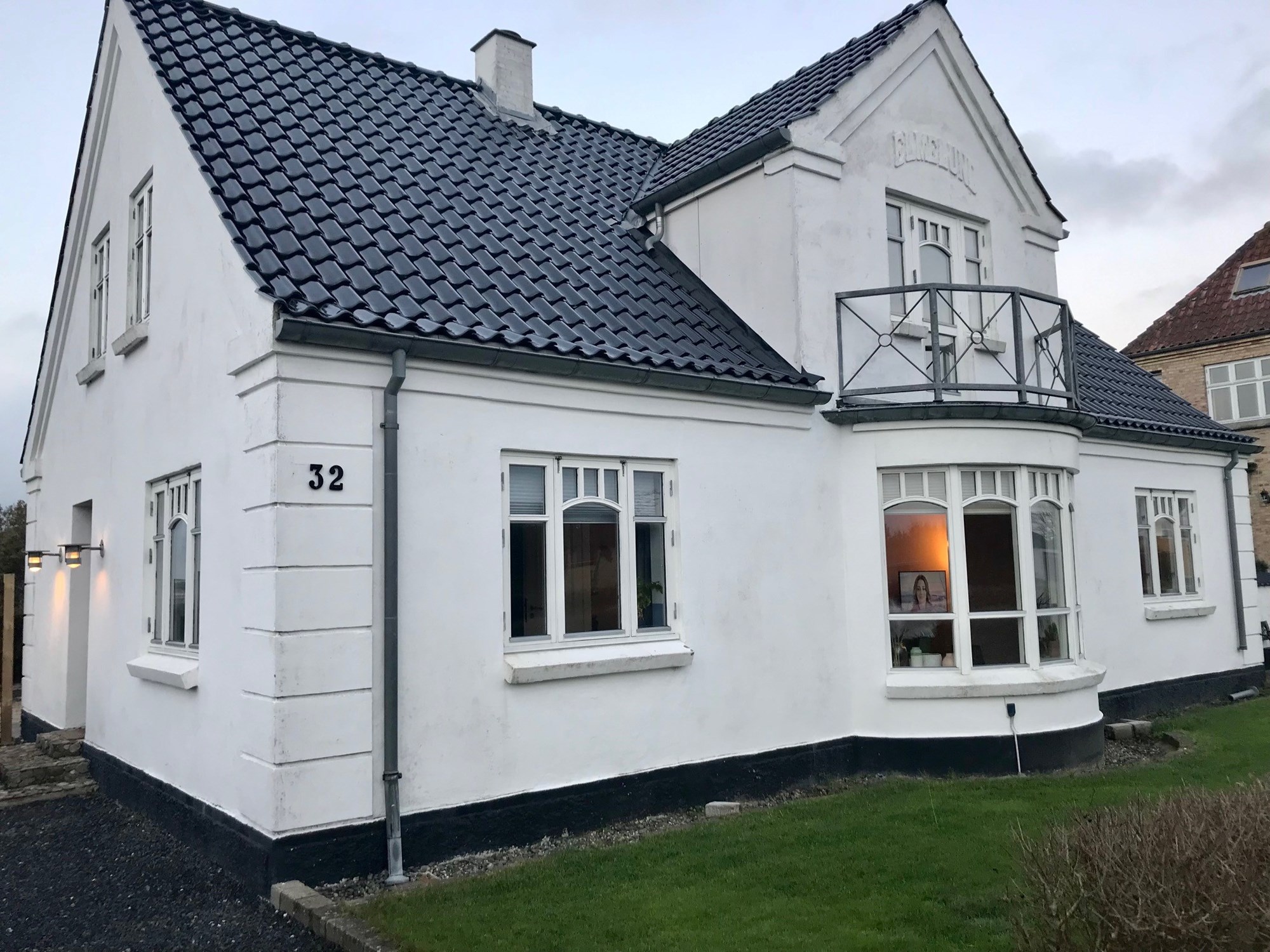 Hvidkalket hus i halvanden plan