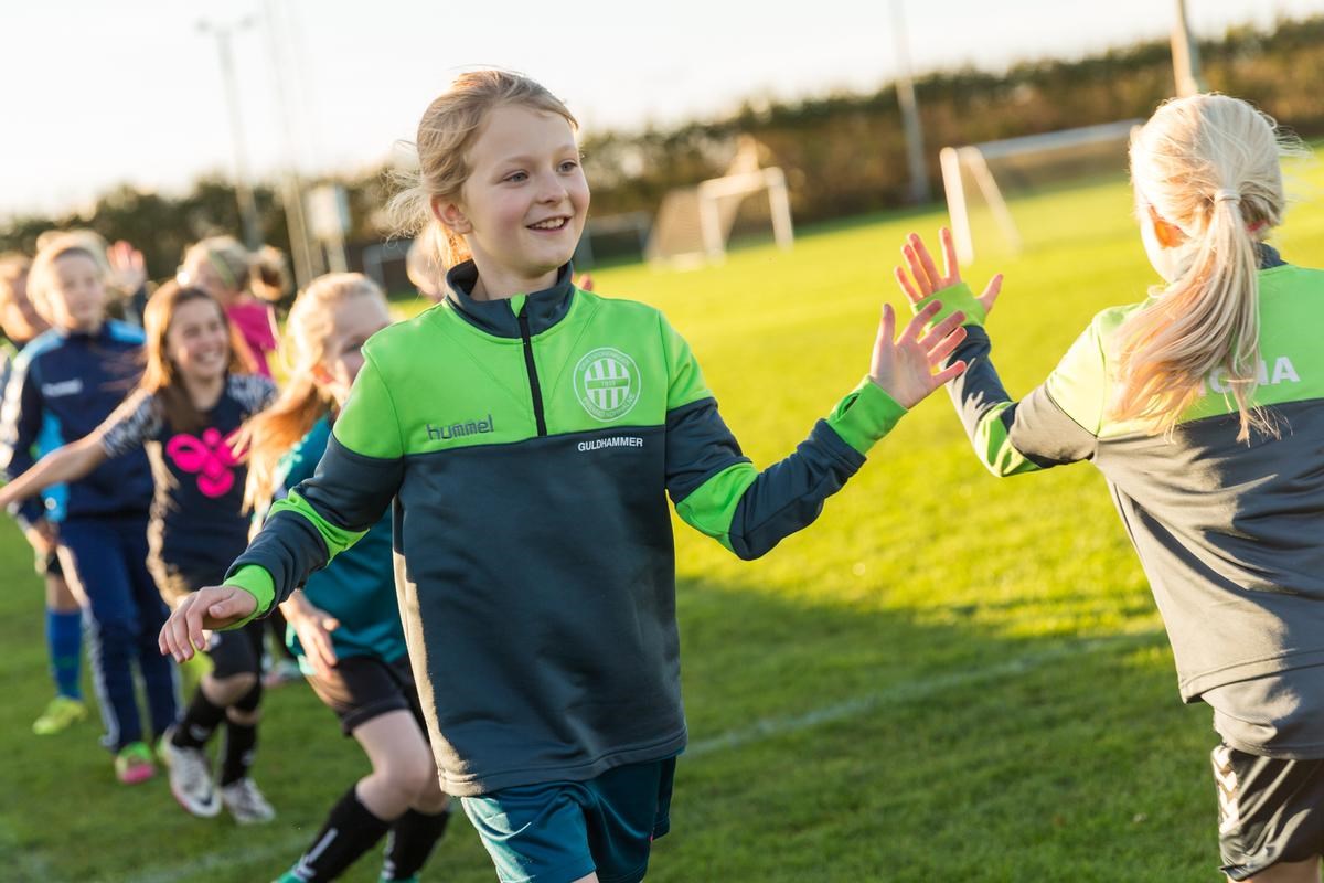Sportspiger giver hinanden high five