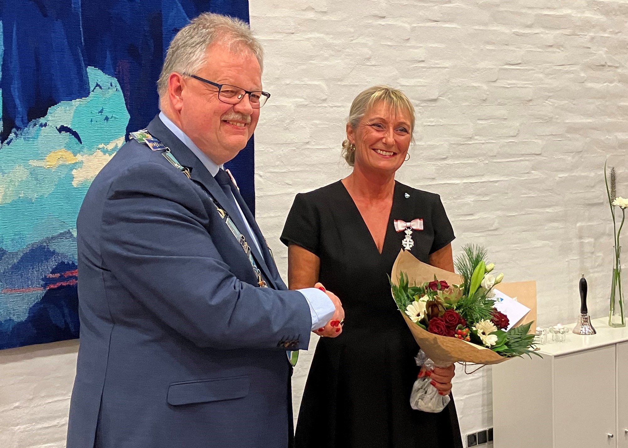 Mogens Gade overrækker blomst til Helle Bak