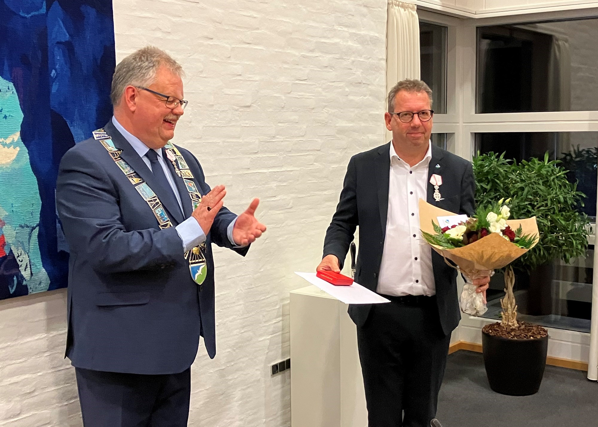 Mogens Gade overrækker blomst til Christian Hem