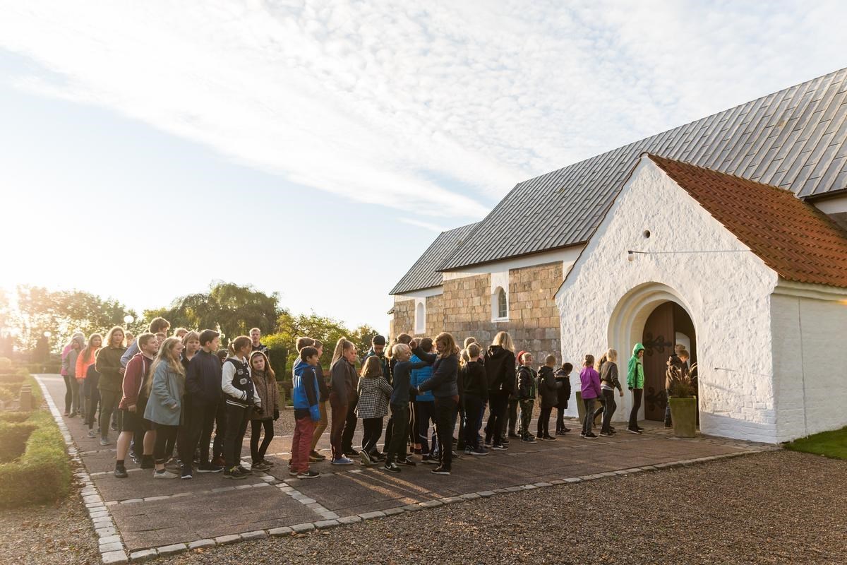 Børn i kø på vej til kirke