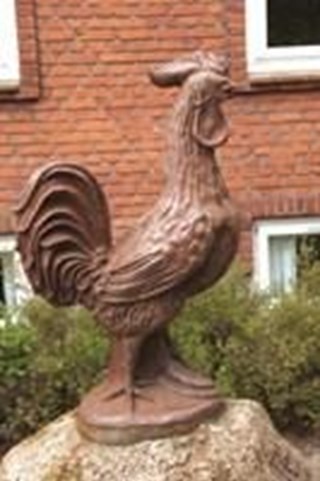 Skulptur af hane i Fjerritslev