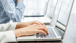 Person skriver på computer