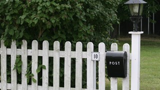 Hegn med postkasse og husnummer
