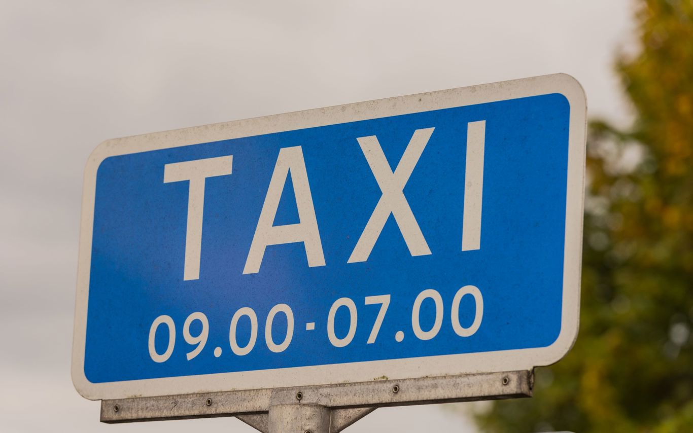 taxi skilt holdeplads