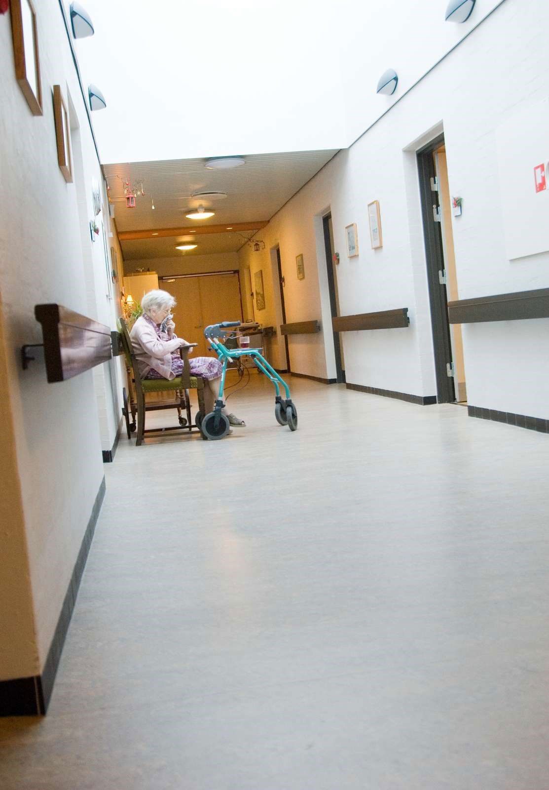 Ældre dame med rollator