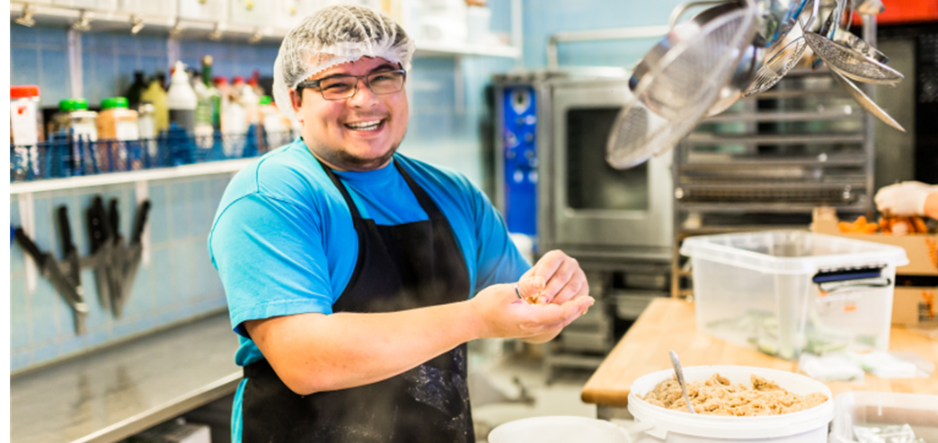 Glad køkkenmedarbejder