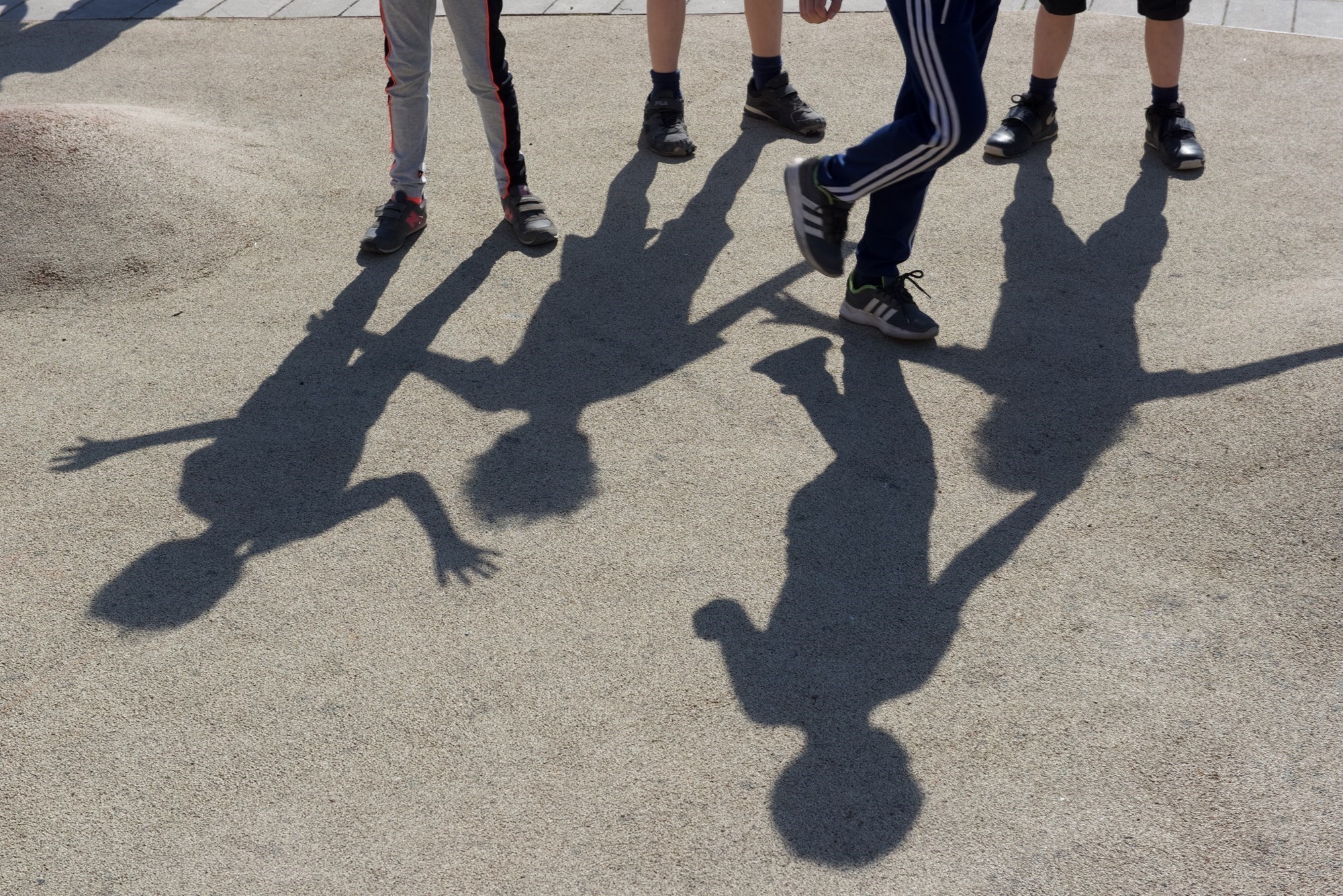 Billede fra skolegård af børns skygger