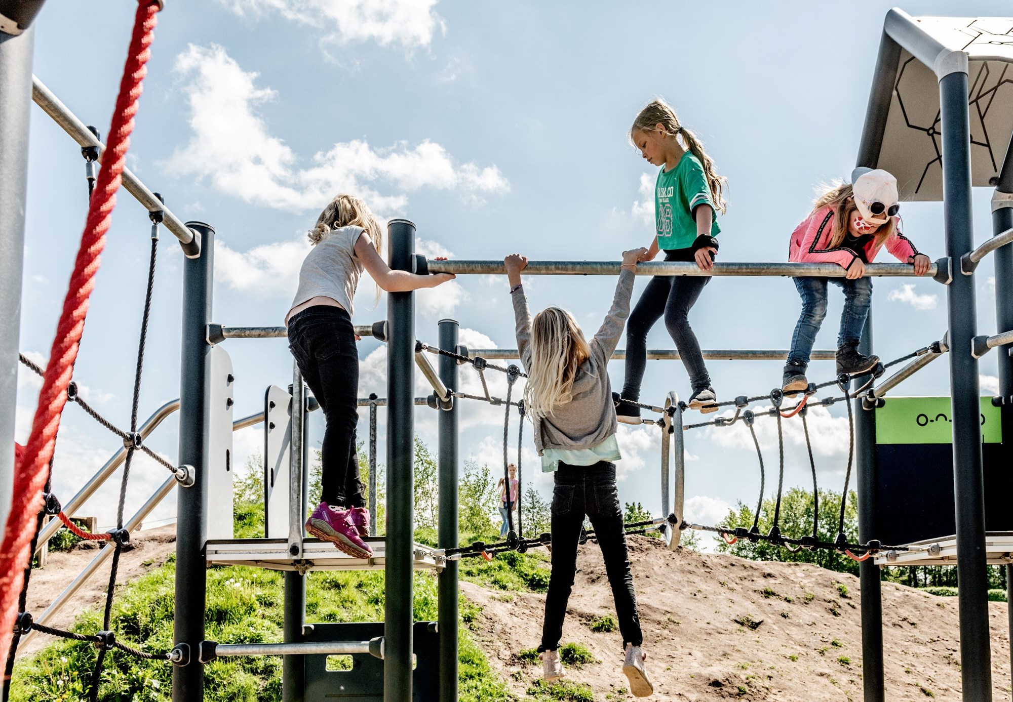 Børn leger på klatretårn