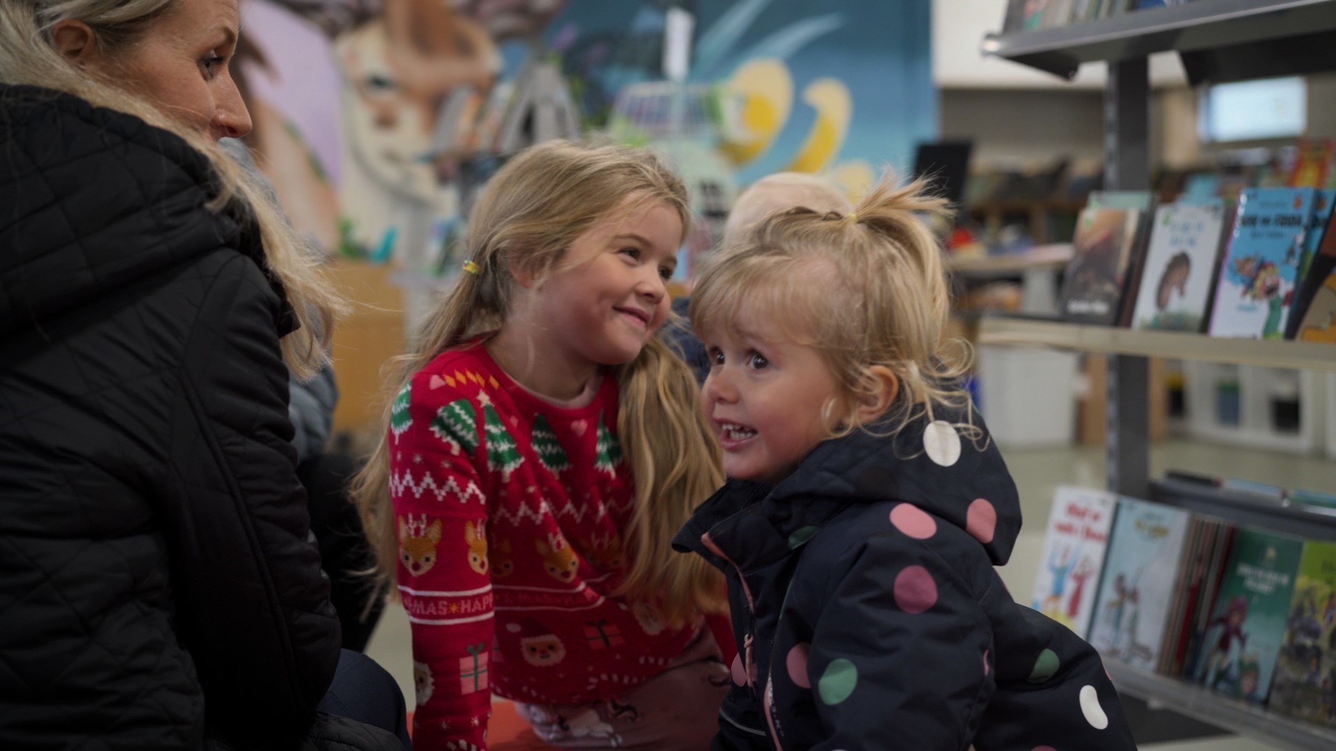 Børn hygger i biblioteket