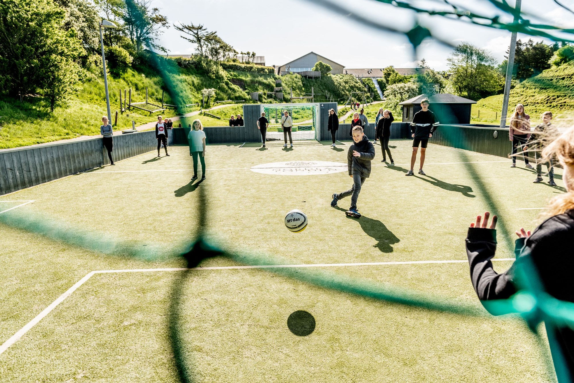 Børn spilleder bold