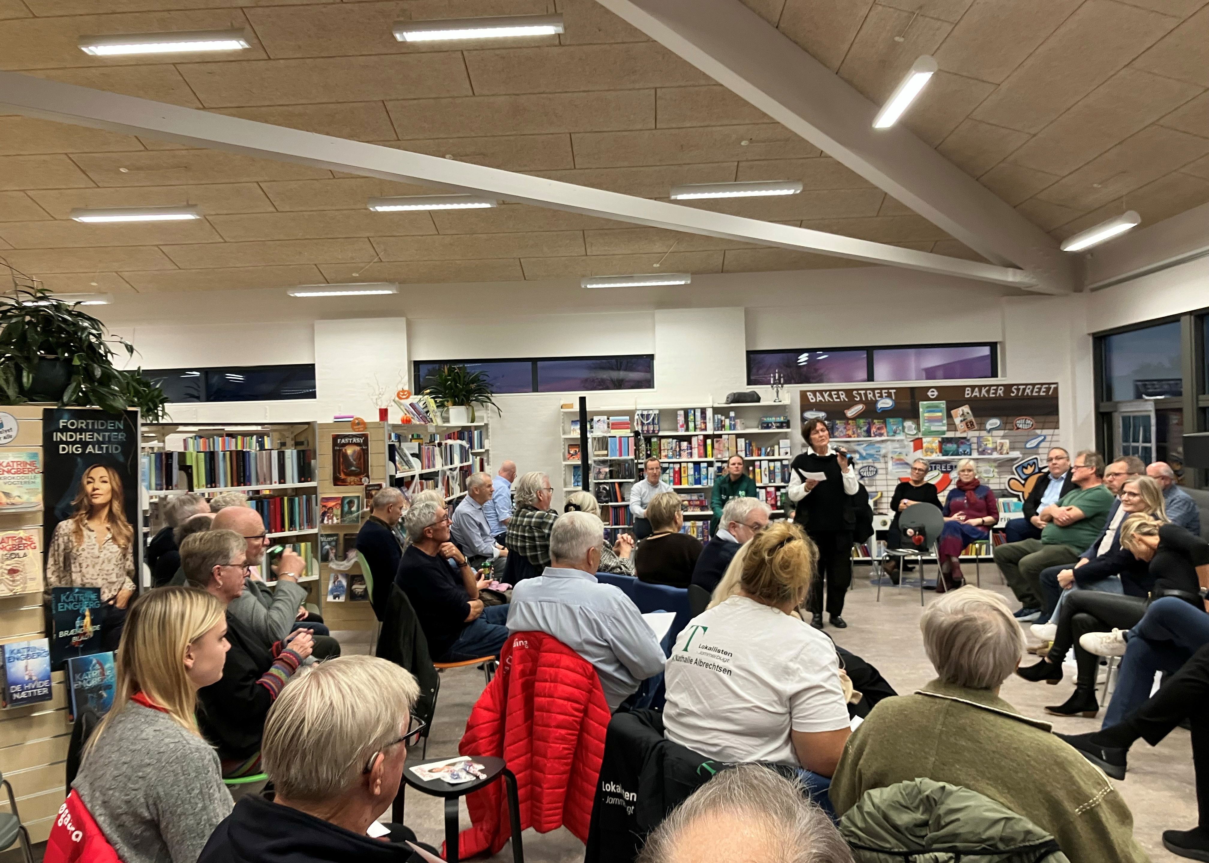 Foredragsholder og publikum på bibliotek