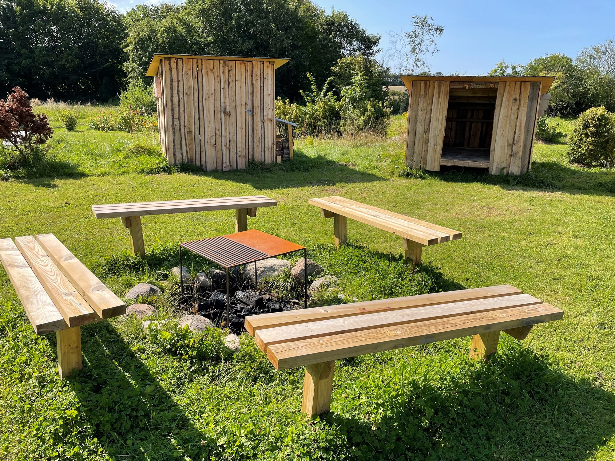 Bålplads med bænke