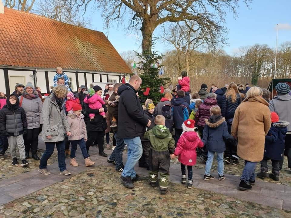 Forsamling omkring juletræ ved Bratskov herregård