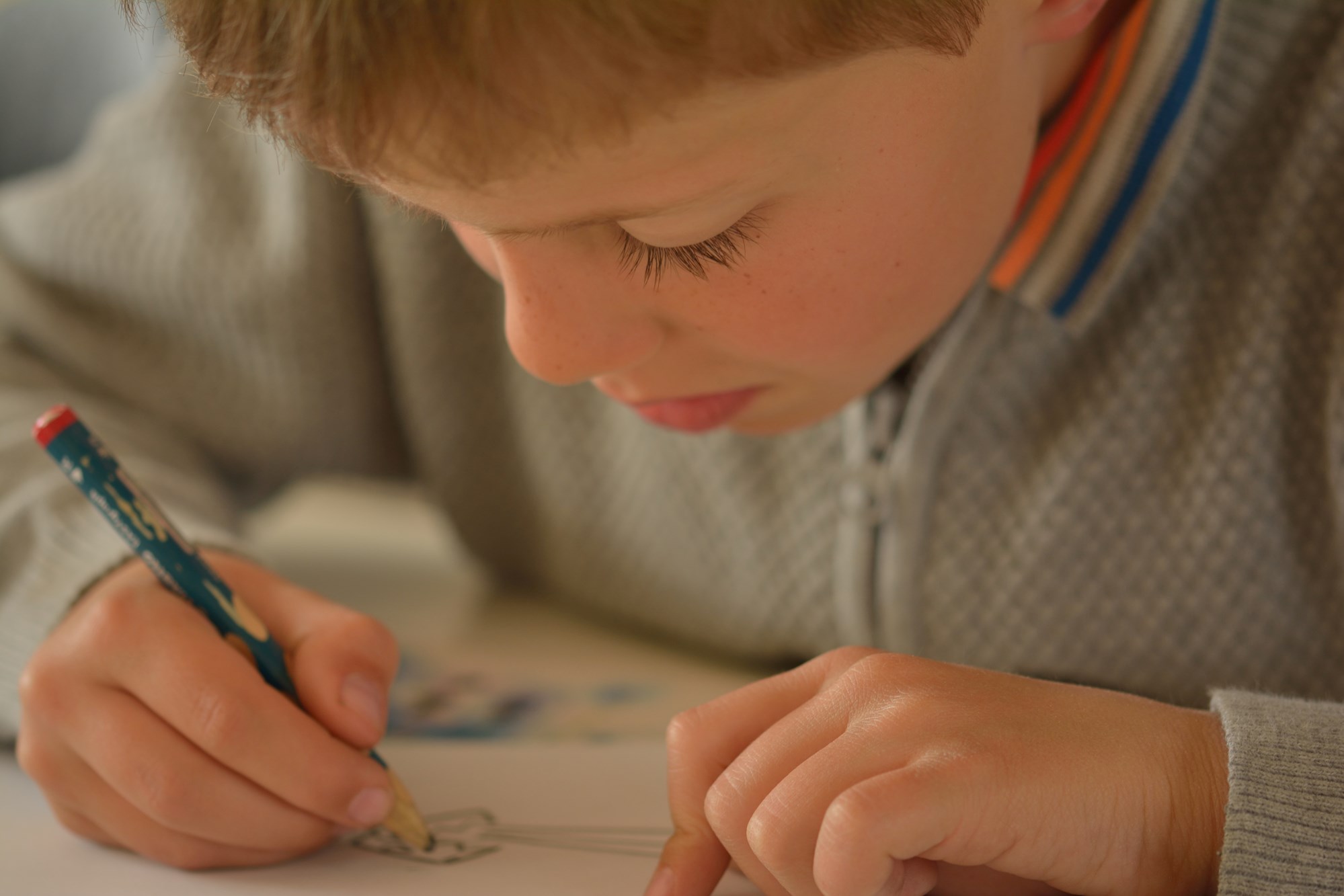 Barn tegner koncentreret