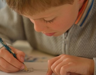 Barn tegner koncentreret