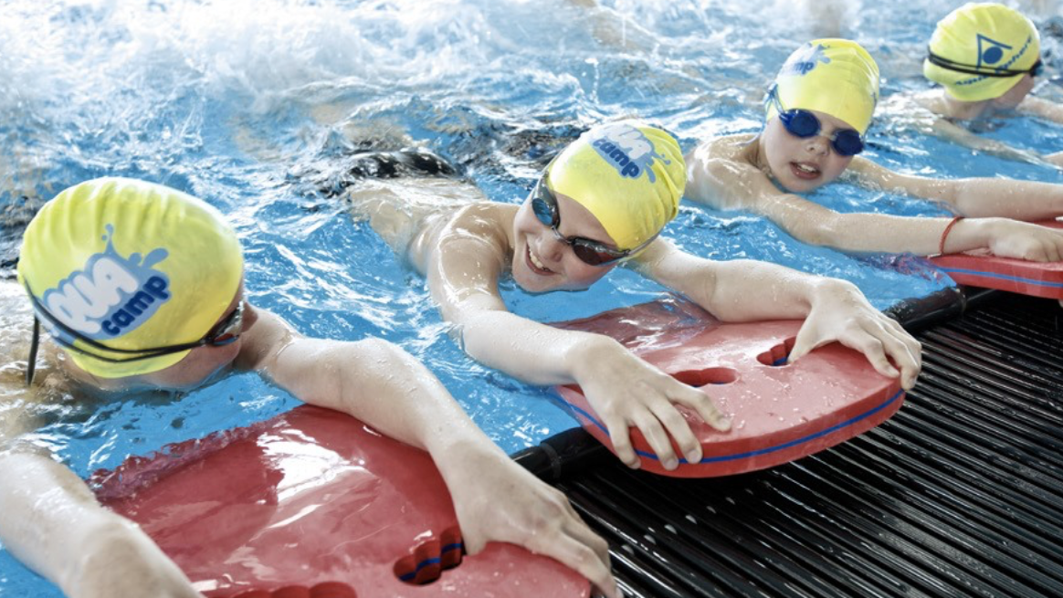 Børn i vandet til svømmeundervisning