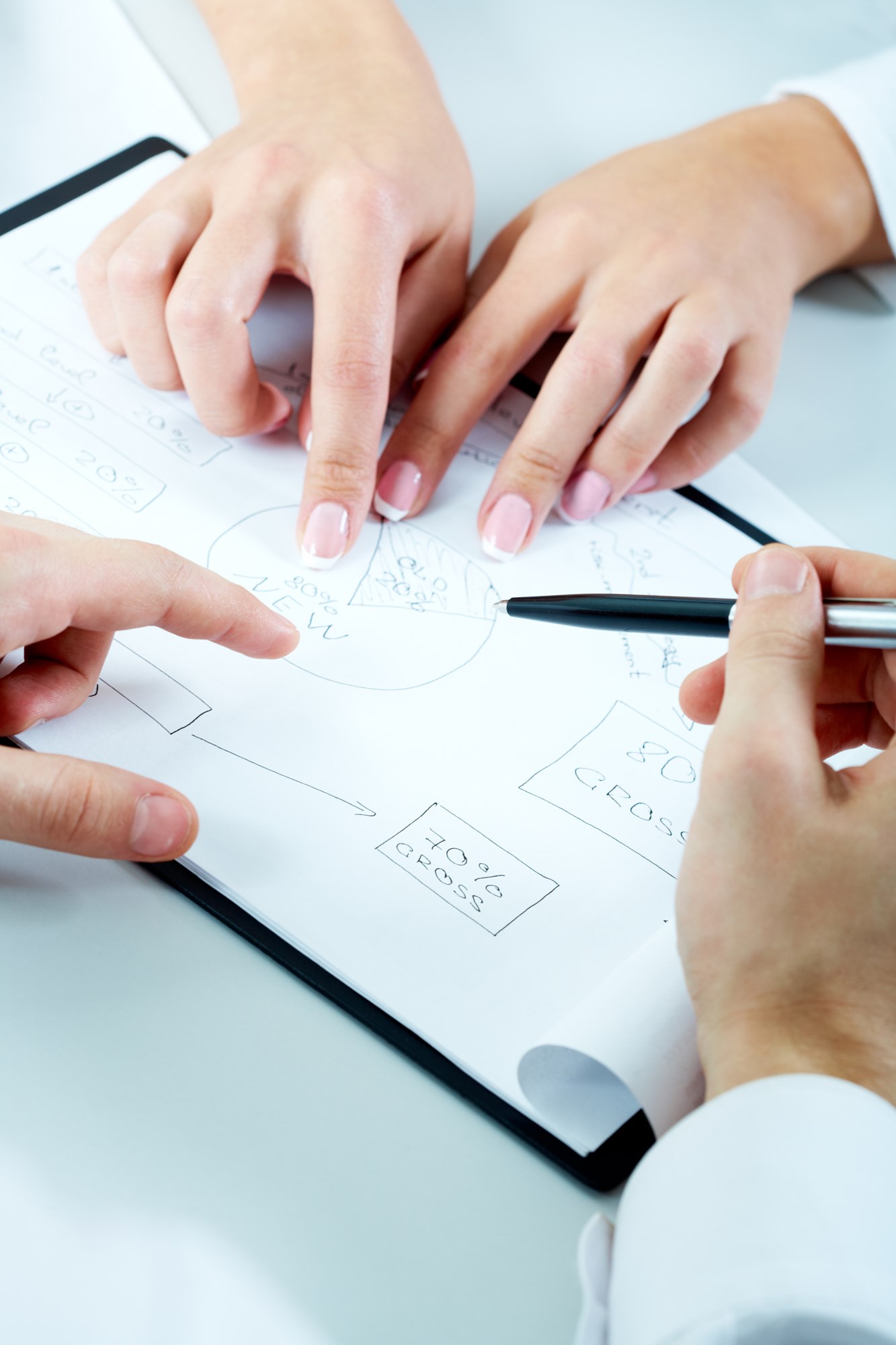 Personer kigger på diagram