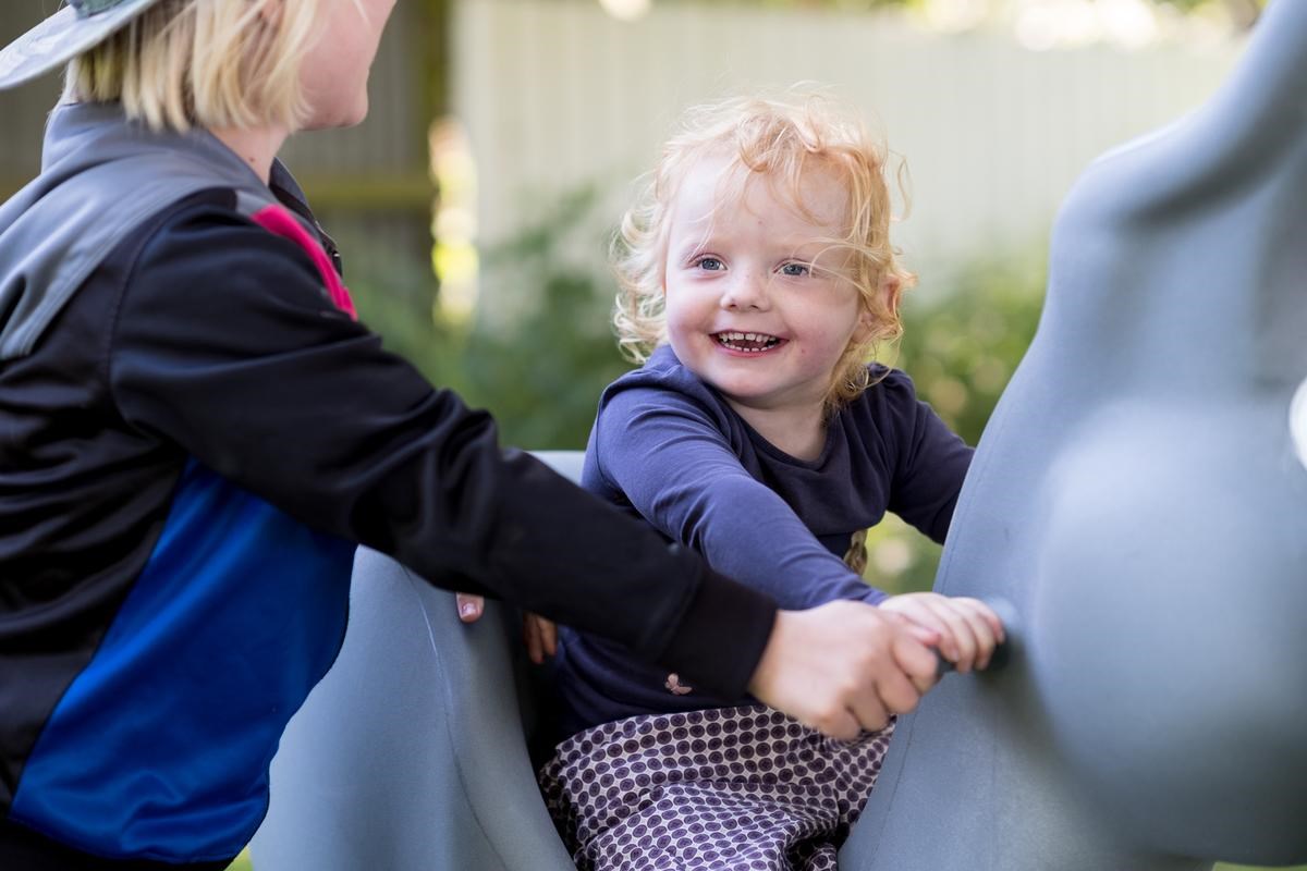Glad barn på et vippedyr