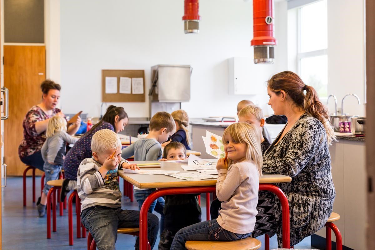 Børn tegner og hygger sig