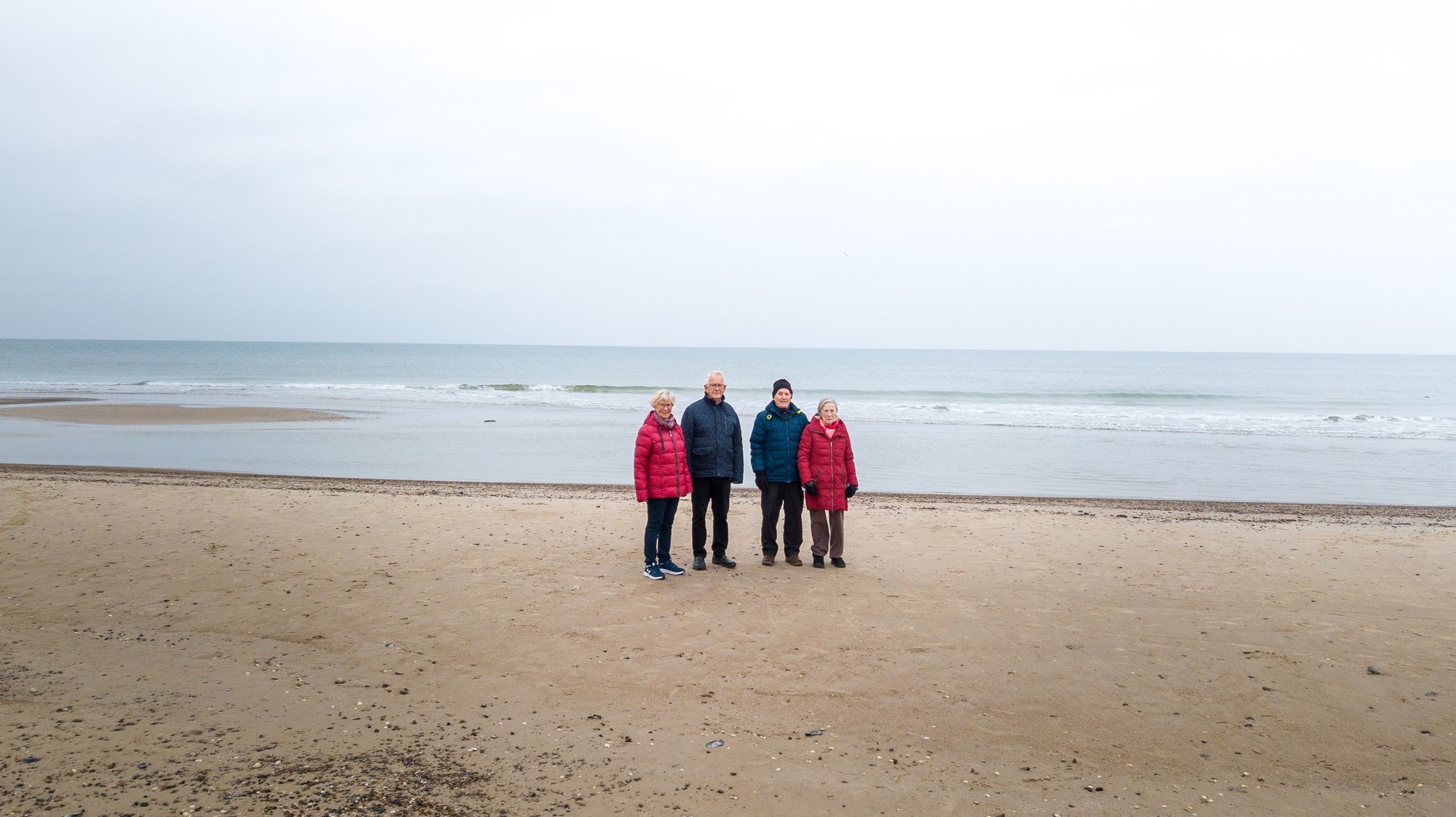 Rita og Svend på stranden med venner