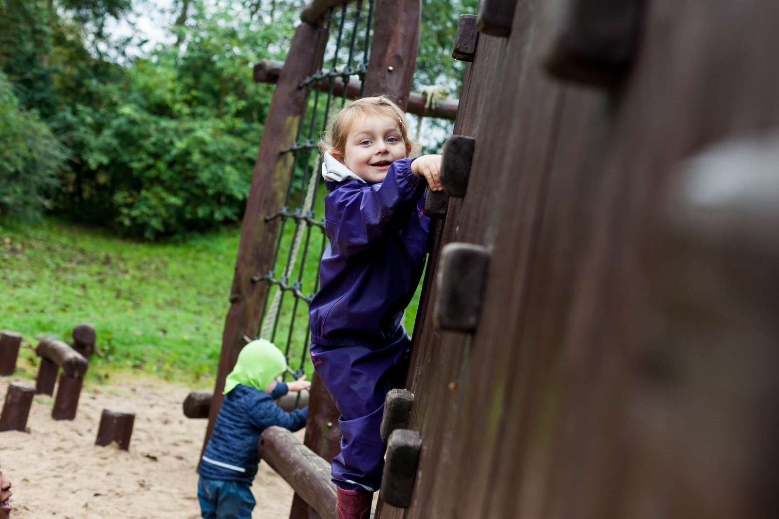 Børn leger på legeplads