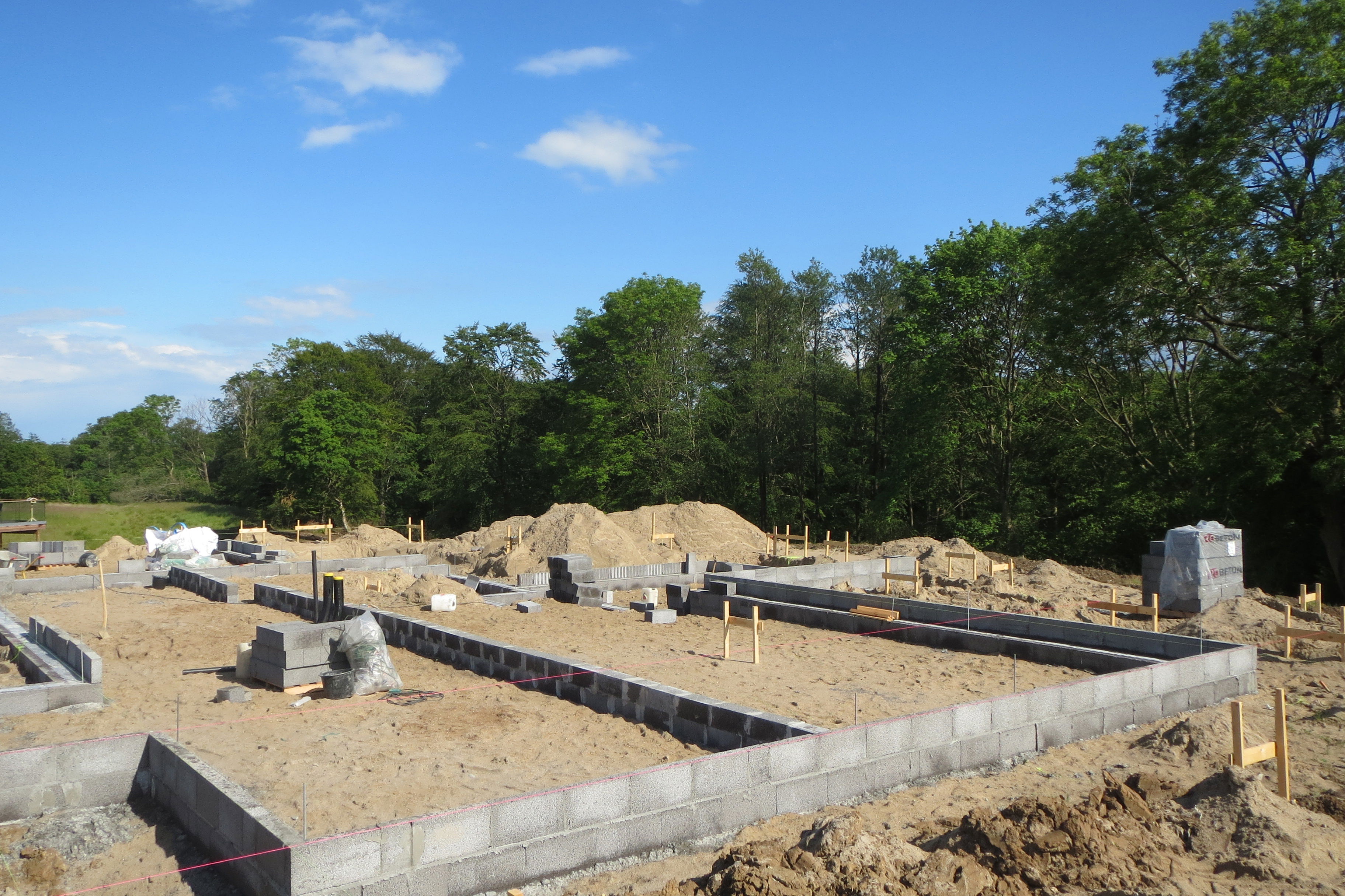 Byggegrund med fundament lagt