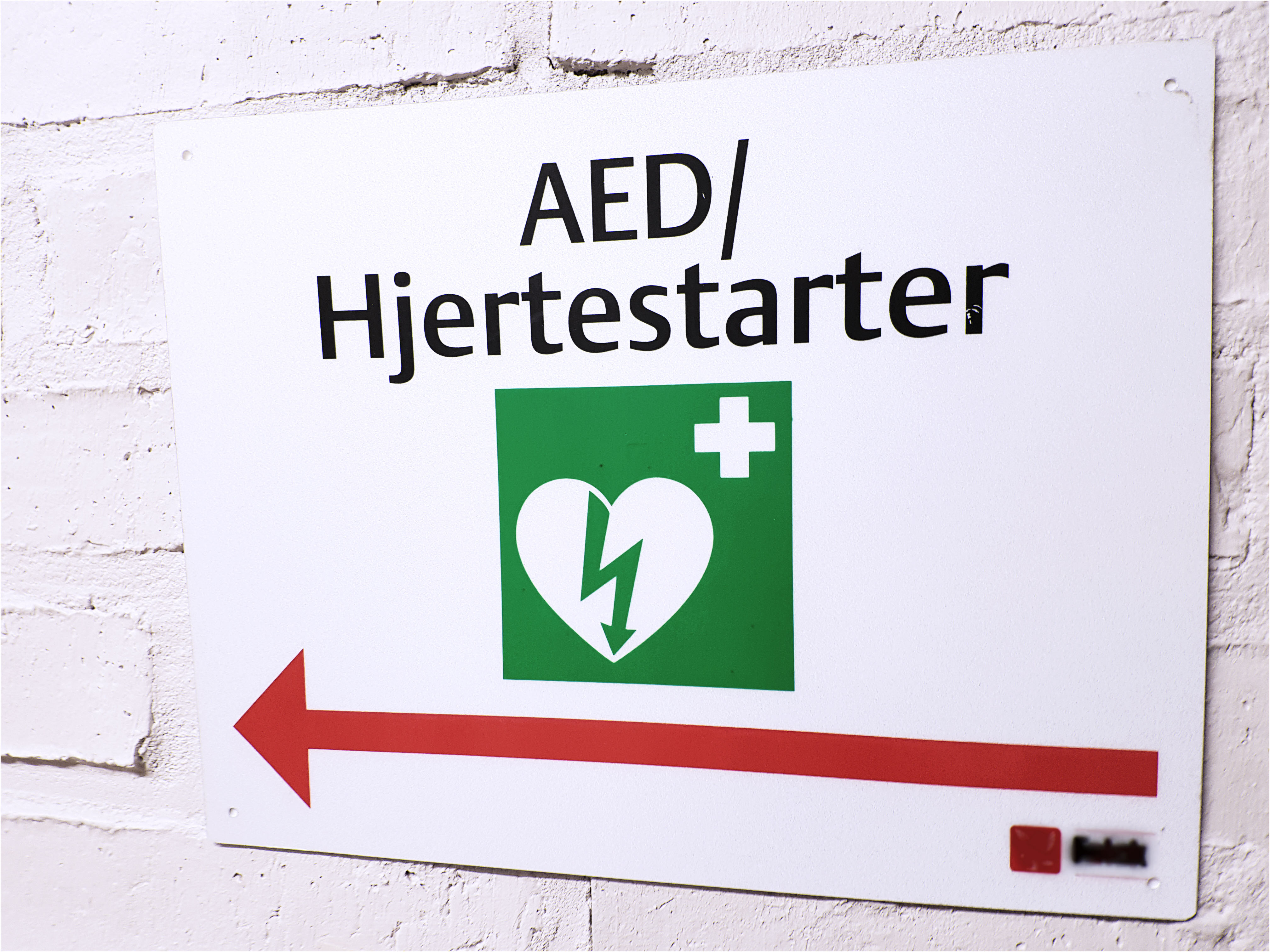 Skilte viser vej til hjertestarter