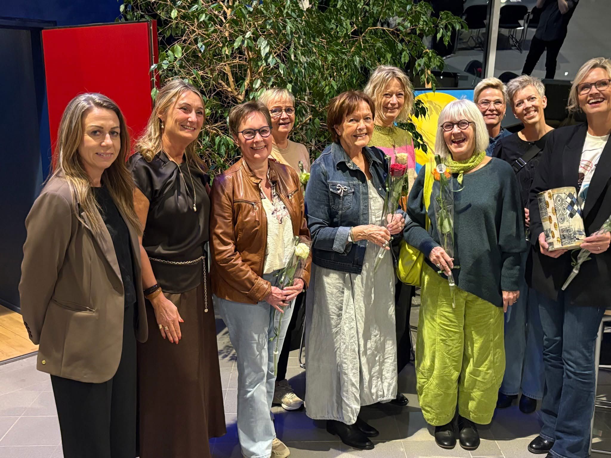 Årets Kulturprisvindere: Årets Kulturprisvindere bestyrelsen bag Nørhalne Viser Kunst sammen med keramiker Inge Fredriksen Høj og formand for Kultur- Fritids- og Landdistriktsudvalget Helle Bak Andreasen