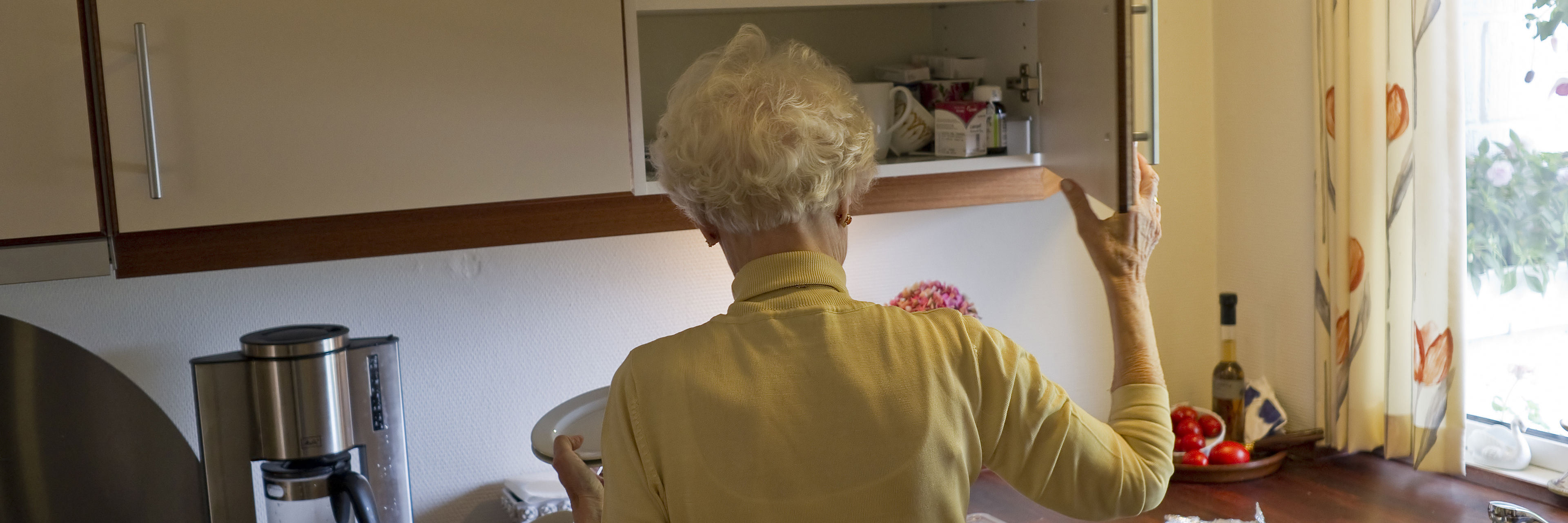 ældre dame i køkken