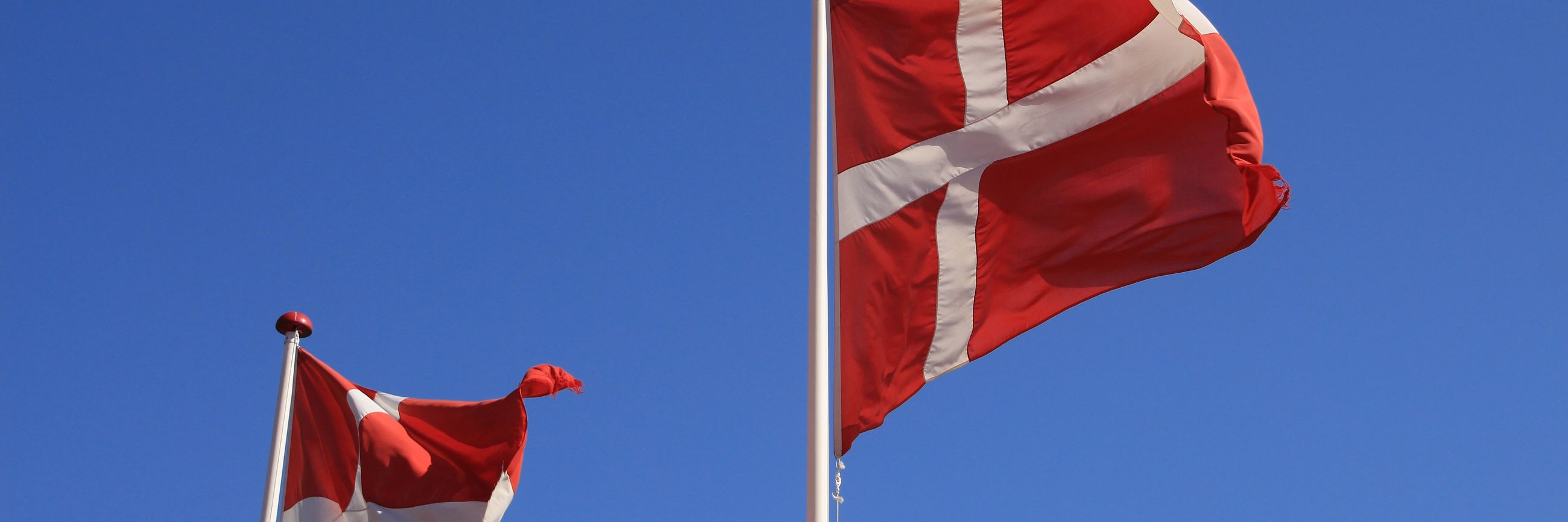 Danske flag mod blå himmel