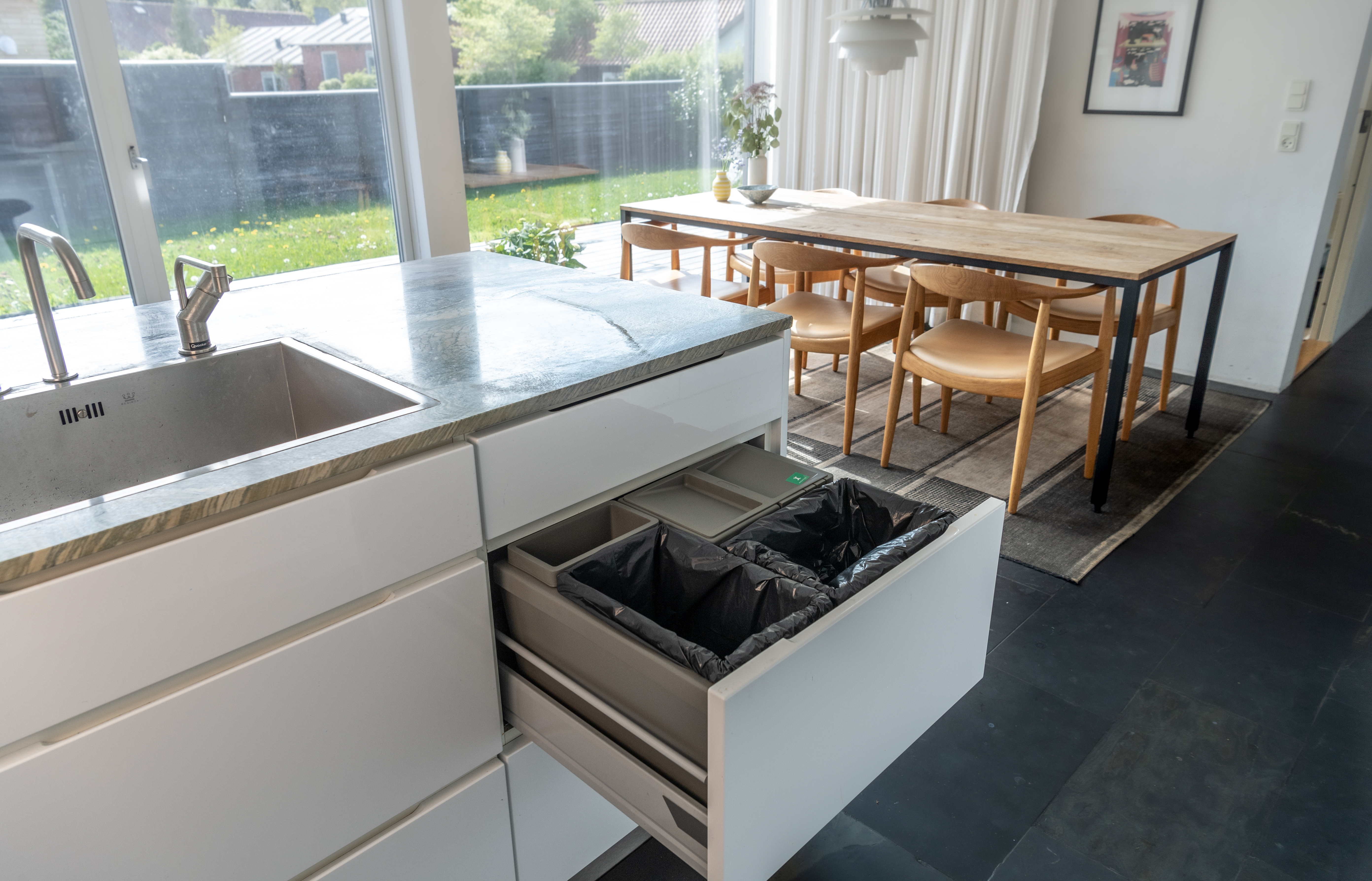 Sortering i spande i træk-ud skuffe