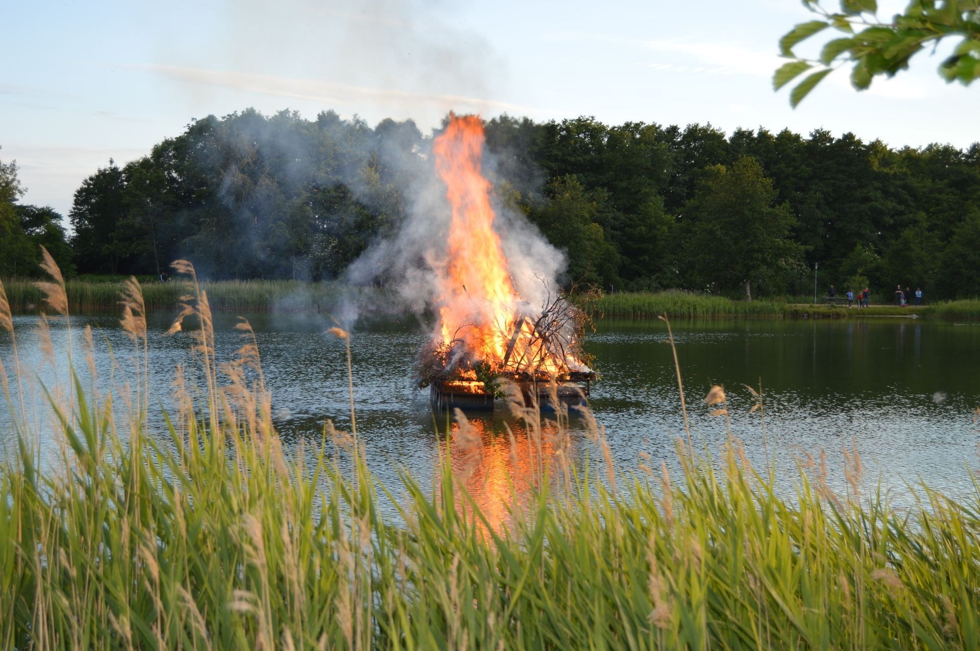 Sankthansbål på sø